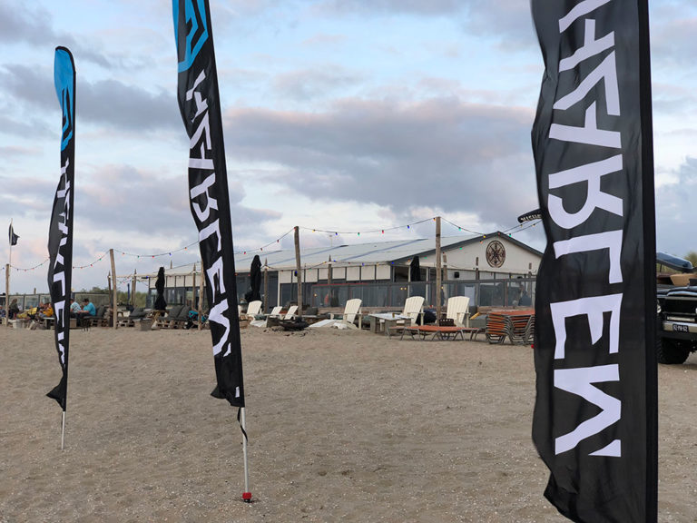 Beachflags En Strandvlaggen Met Uw Eigen Ontwerp | Beachflags.nl