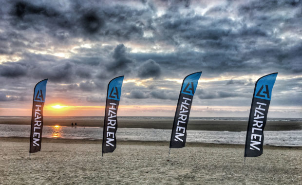 Beachflags En Strandvlaggen Met Uw Eigen Ontwerp | Beachflags.nl